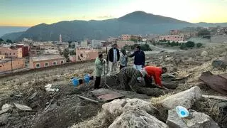 Marruecos apura el rescate de supervivientes mientras entierra a sus muertos entre los escombros