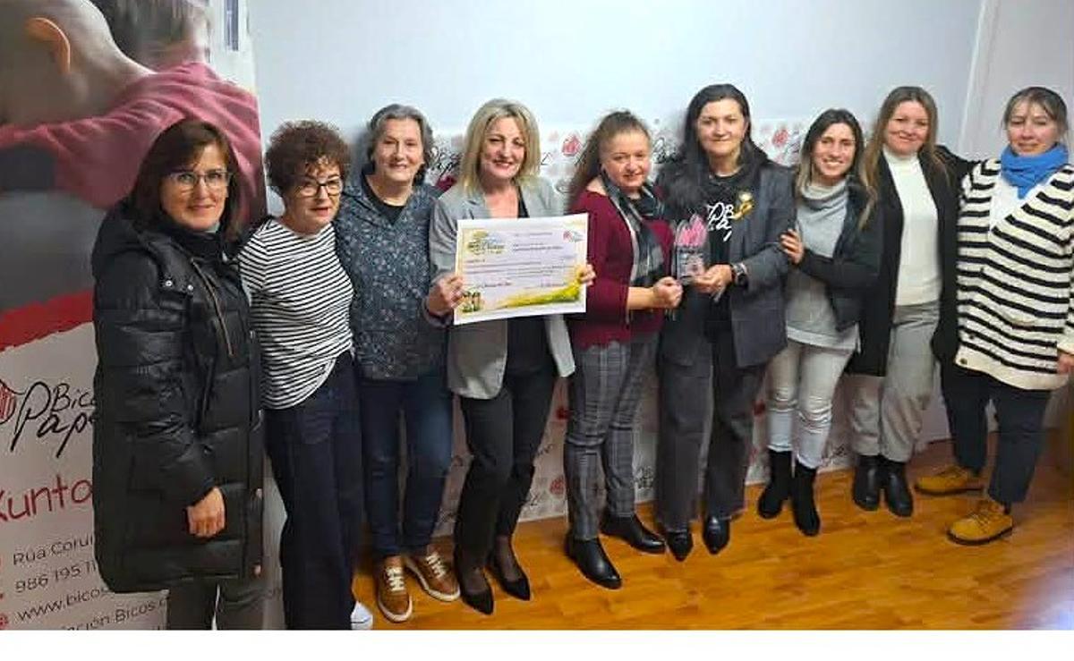 Integrantes de As Olívicas do Taxi, durante la entrega de la donación a Bicos de Papel en Vigo.