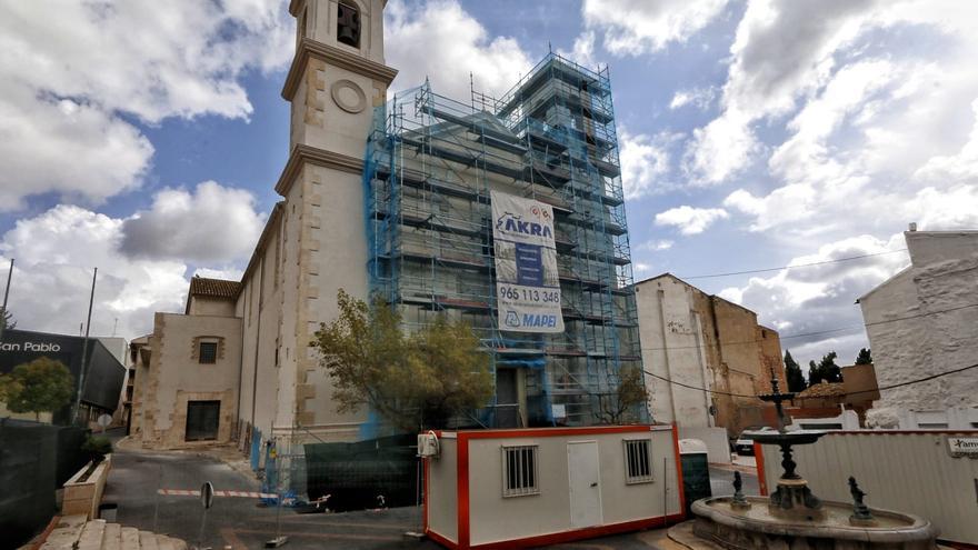 Las obras de la iglesia de la Transfiguración de Ibi recuperan la esfera de un antiguo reloj del campanario después de más de 30 años