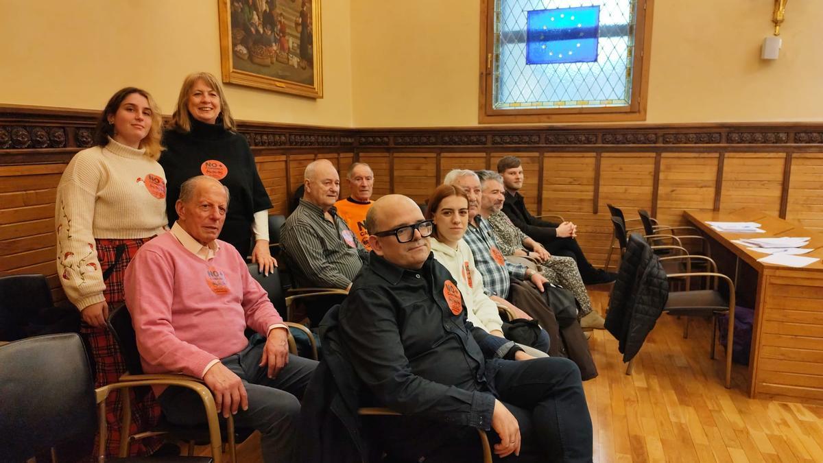 Un grupo de vecinos de La Calzasa en el salón de plenos.