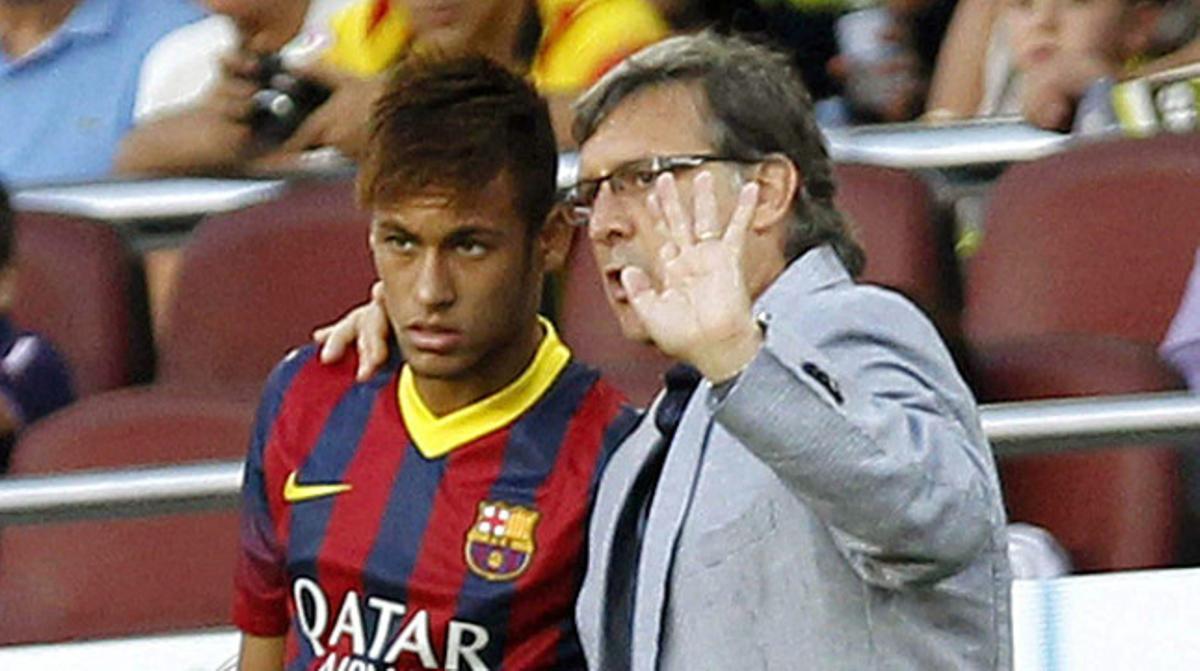 Martino dóna les últimes instruccions a Neymar abans de l’entrada del davanter brasiler al camp. Martino dóna les últimes instruccions a Neymar abans de l’entrada del davanter brasiler al camp.