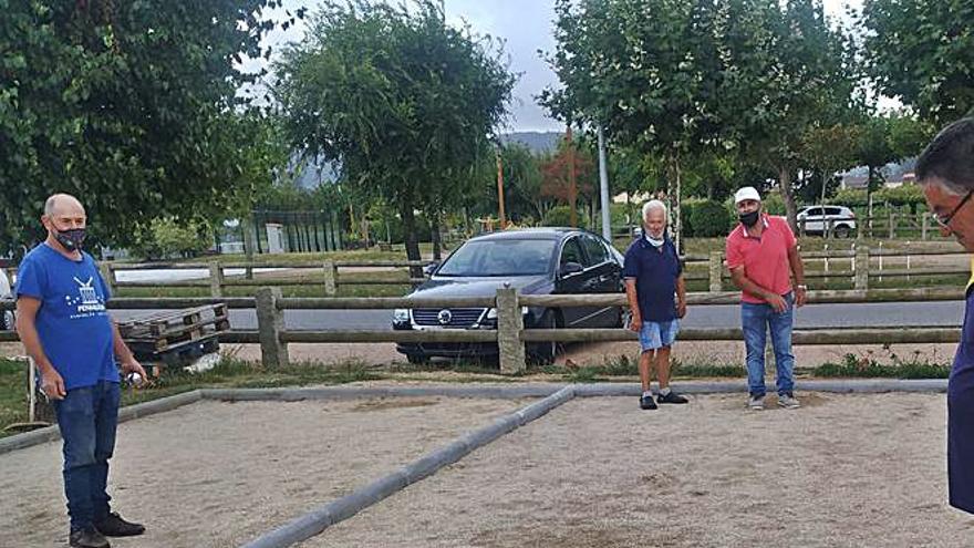 Aficionados a la petanca durante una de sus habituales competiciones en Dena.  | // FDV 