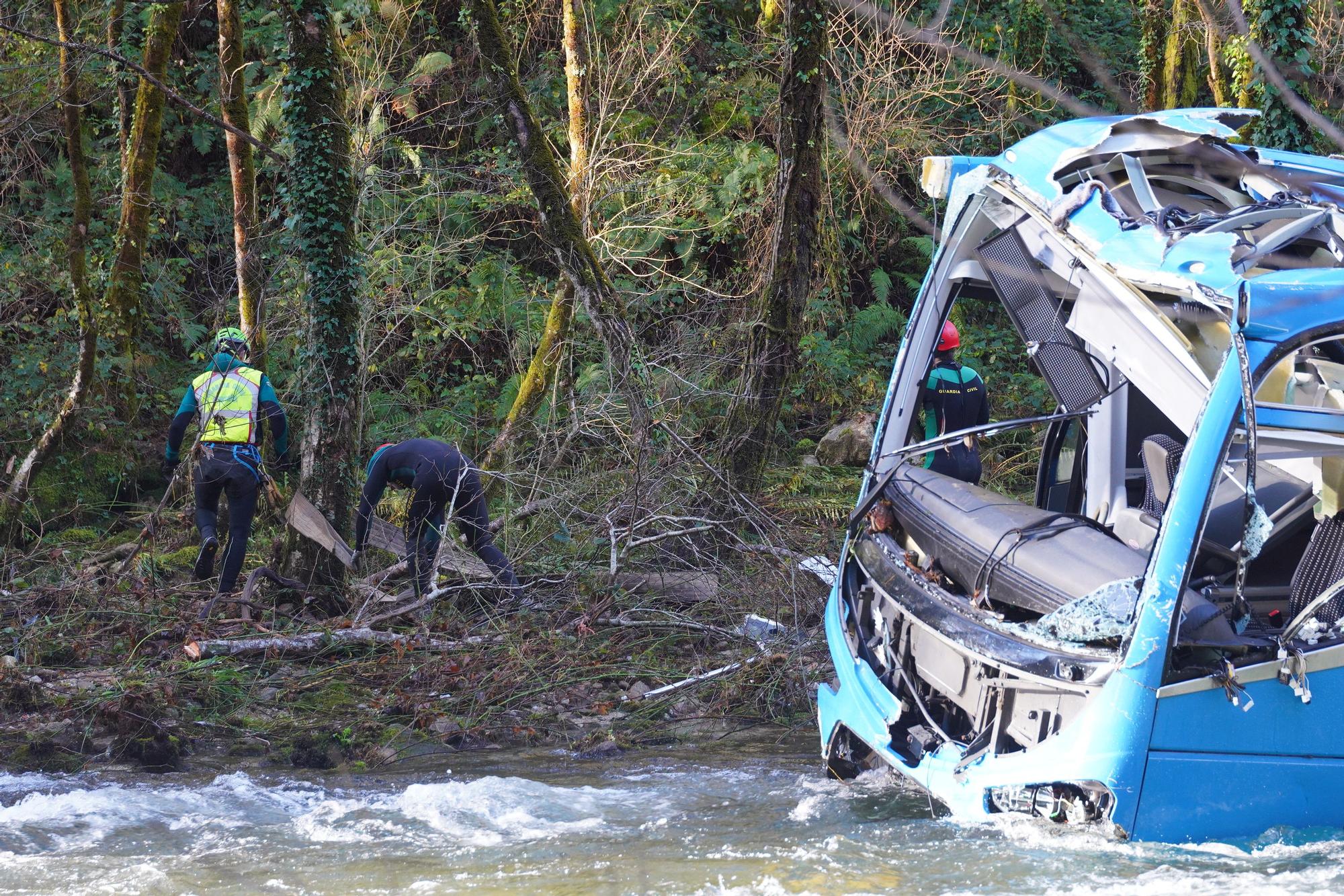 Comienza el operativo para recuperar el autobús siniestrado en el Lérez