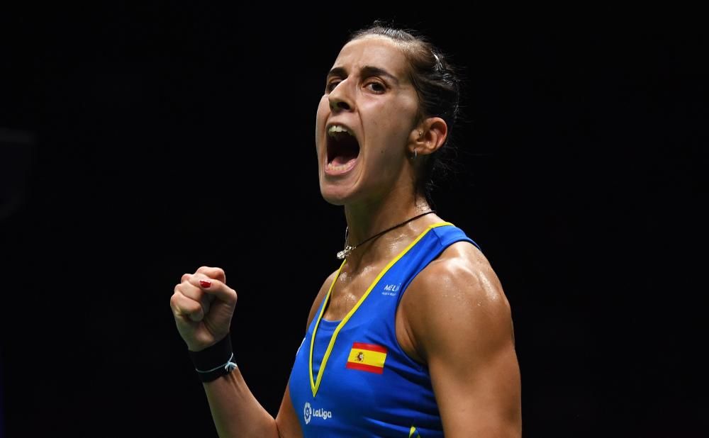 La jugadora española Carolina Marín se convirtió hoy en la deportista con más Mundiales de Bádminton de la historia tras lograr su tercer título al ganar a la india Pusarla Sindhu.