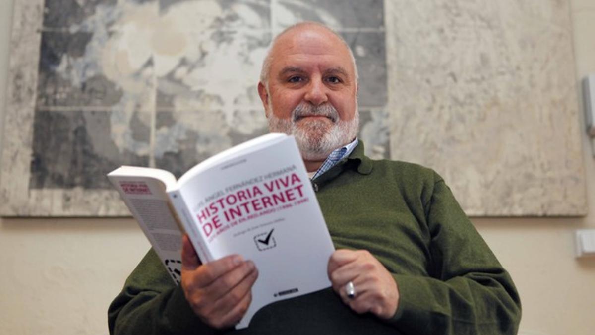 Luis Ángel Fernández Hermana, con su libro.