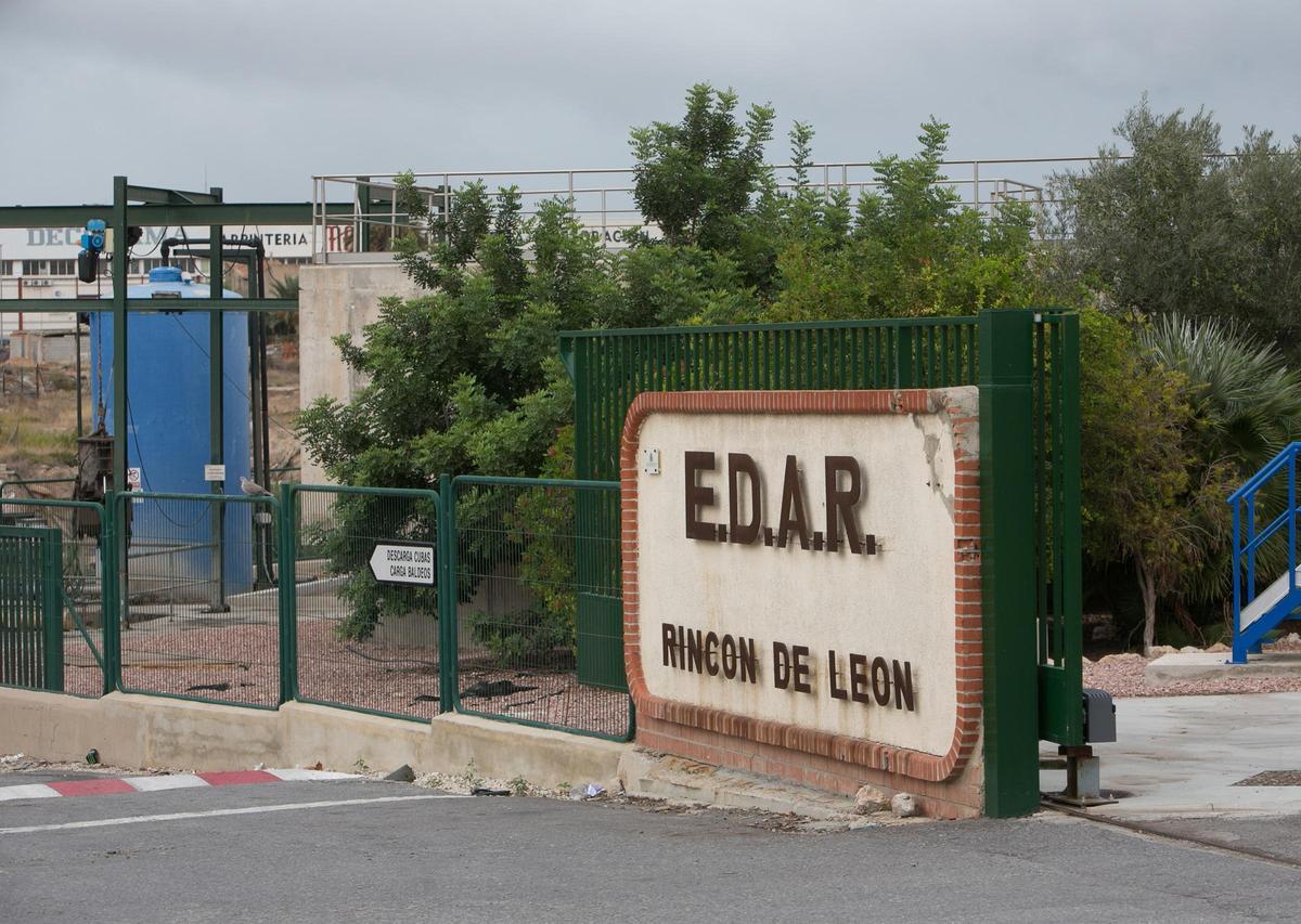 Acceso a la depuradora de Rincón de León de Alicante en una imagen de archivo