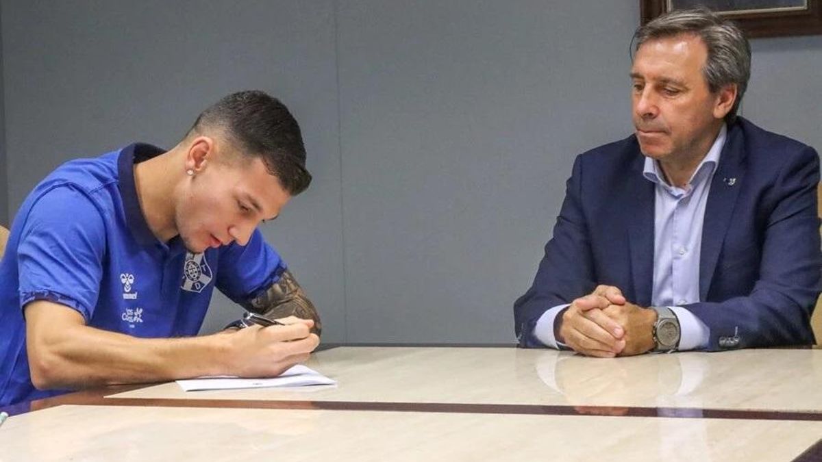 César Álvarez, en el momento de firmar su contrato.