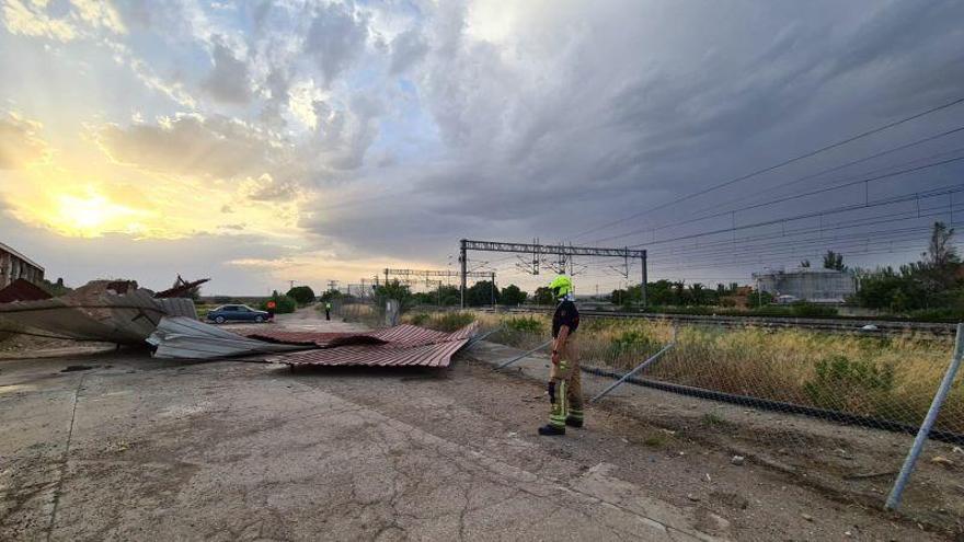 Una tormenta provoca la caída de varios árboles y desprendimientos en una fachada