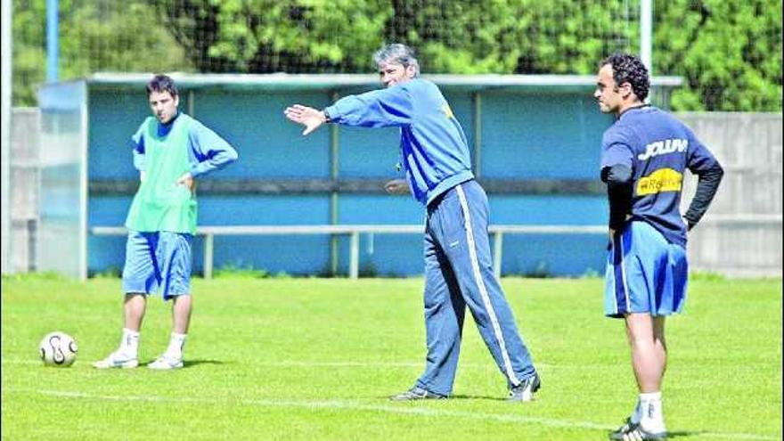 Carrasco da instrucciones durante un entrenamiento en presencia de Armando, a la derecha.