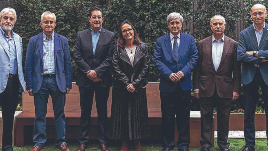 Andreu Palou, Andrés Otero, Luis Pla, María Pilar Vinardell, Juan José Badiola, Arturo Anadón y Daniel Ramón, en la sede de Madrid de Prensa Ibérica.