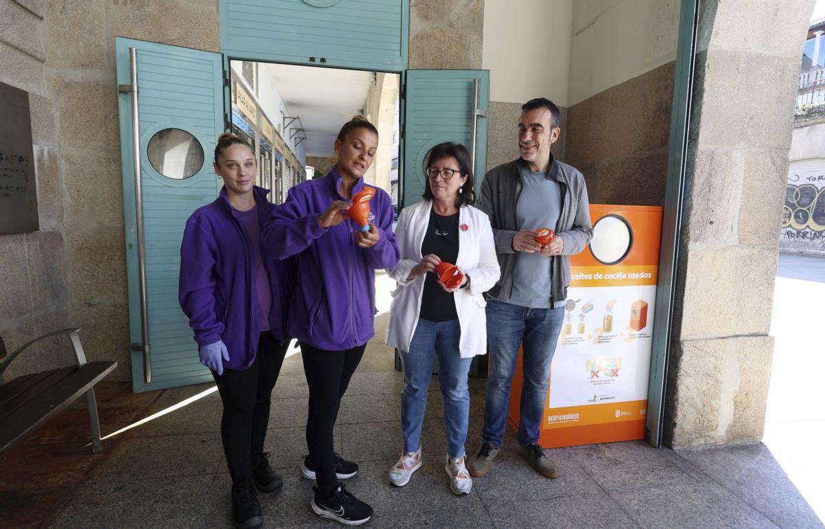 Mulleres Colleiteiras presentan el primer contenedor de aceite, en el Mercado.