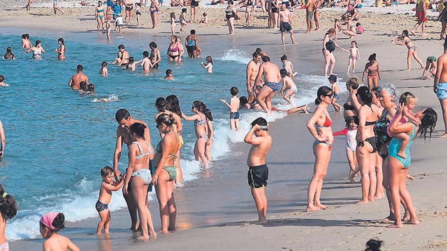 Bañistas en la playa de Riazor, el verano pasado.