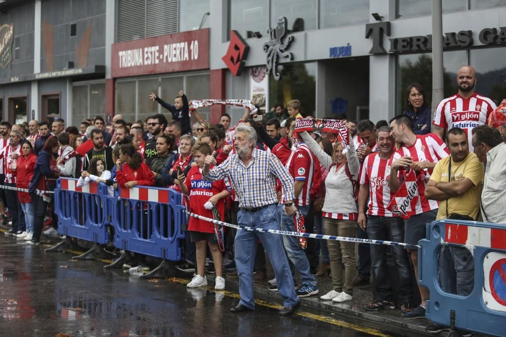 Llegada de los aficionados del Oviedo a El Molinón para presenciar el derbi