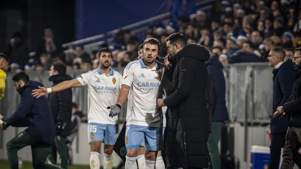 Soberón y Pomares, dos de los que acaban contrato, junto a Sellés durante el partido ante el Cádiz.
