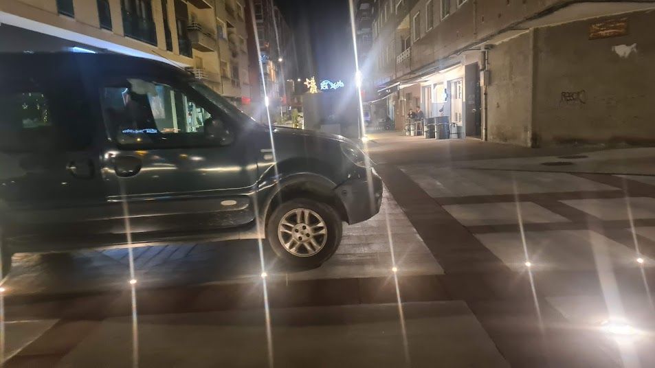 Uno de los vehículos estacionados en zona peatonal.