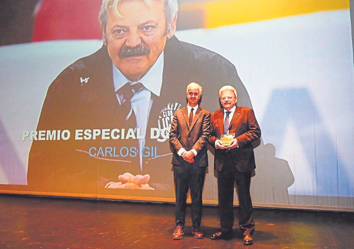 Carlos Gil, con Ignacio Prada, director de la Compañía de Tranvías de La Coruña.