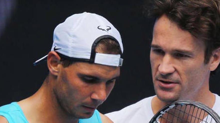 Nadal y Carlos Moyá entrenando.