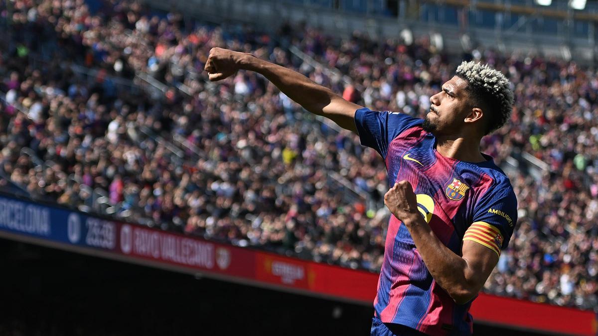Araujo celebrando su gol con la cabeza en la primera parte durante el partido de liga entre el FC Barcelona y el Rayo Vallecano en el Camp Nou.
