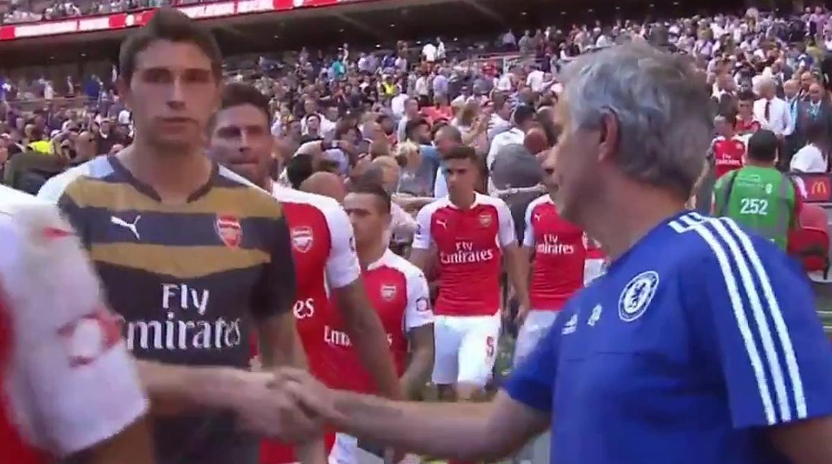 El técnico del Chelsea saluda uno a uno a los jugadores rivales pero no al técnico del Arsenal, que lo esquiva.