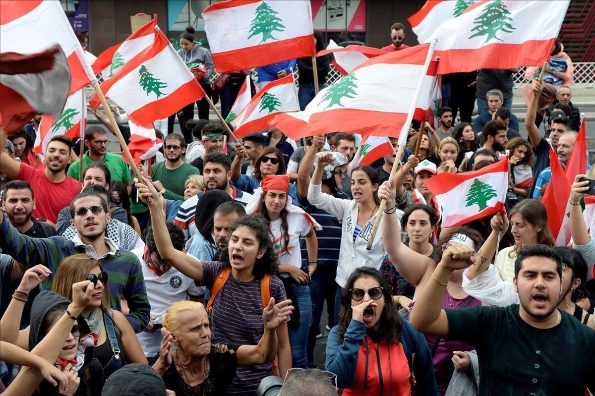 zentauroepp50554194 beirut  lebanon   24 10 2019   lebanese protesters react fol191025185154