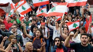zentauroepp50554194 beirut  lebanon   24 10 2019   lebanese protesters react fol191025185154