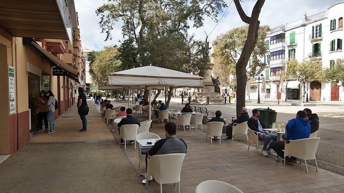 Clientes en un negocio de restauración en el Paseo de Vara de Rey, en Vila, tras la reapertura de las terrazas.