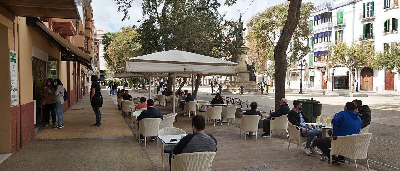 Clientes en un negocio de restauración en el Paseo de Vara de Rey, en Vila, tras la reapertura de las terrazas.