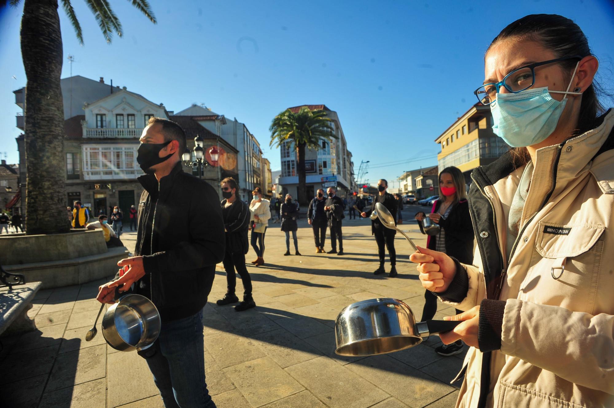 Cacerolada de los hosteleros con sus utensilios de trabajo