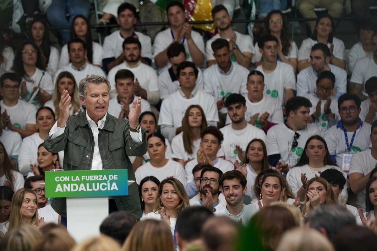 Mitin del candidato a la presidencia de la Junta de Andalucía, Juanma Moreno Bonilla, junto al presidente del PP nacional, Alberto Núñez Feijoo, en Carranque