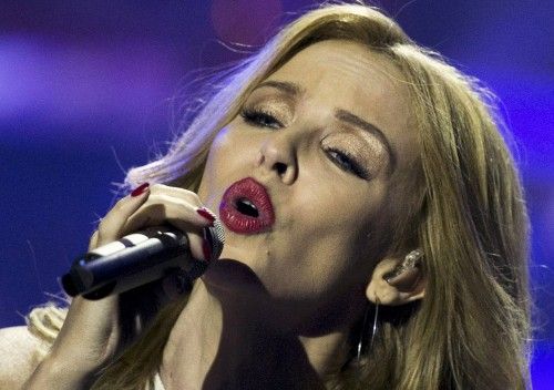 La australiana Kylie Minogue brilló sobre el escenario y la alfombra roja de los premios Echo en Berlín
