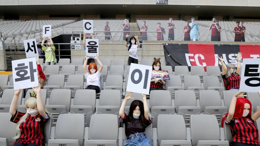 Graderia amb nines sexuals en un partit entre el FC Seoul i el Gwangju FC.