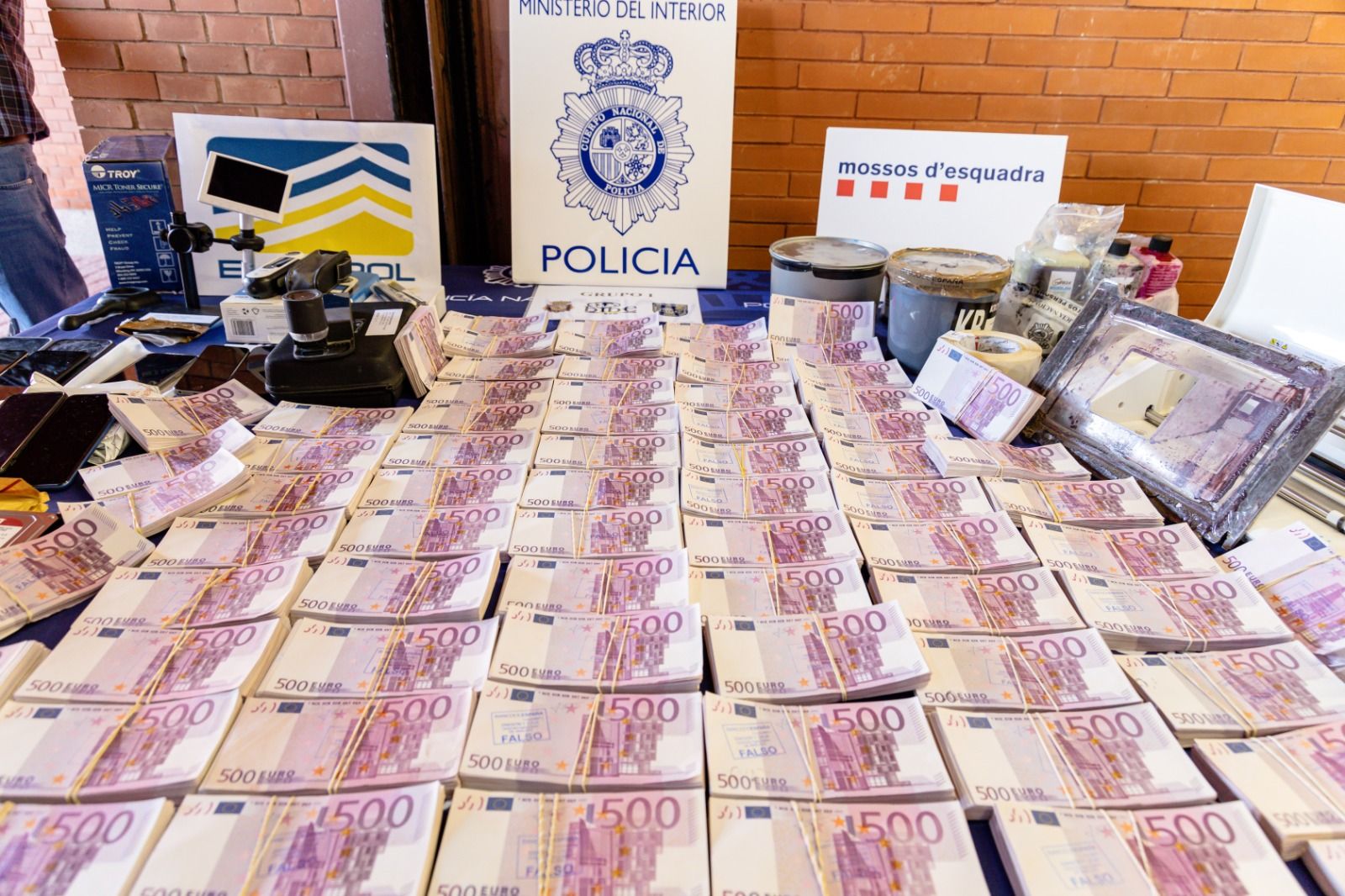 Desmantelado en València y Alicante el mayor laboratorio de falsificación de billetes de 500 euros