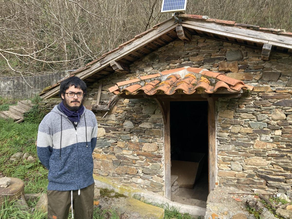 Daniel Cabanillas junto al antiguo molino.