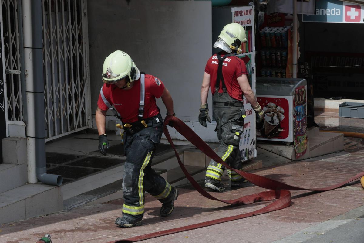 FOTOS | Mueren dos personas en un incendio en un bloque de viviendas de Magaluf FOTOS | Mueren dos personas en un incendio en un bloque de viviendas de Magaluf