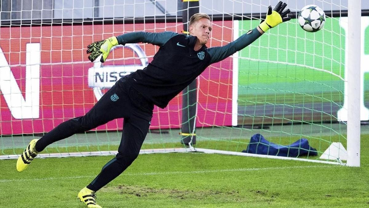 Ter Stegen se estira en el entrenamiento del Barça, este martes en Mönchengladbach.