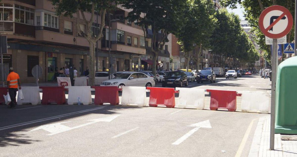 Desvío del tráfico en la avenida de las Tres Cruces. | EMMA V. DÍAZ