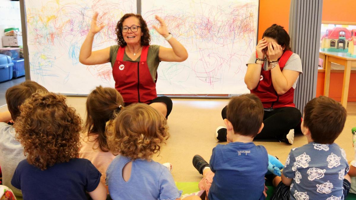 Educadoras de la guardería Quitxalla Vedruna realizan actividades con los niños de I-2.