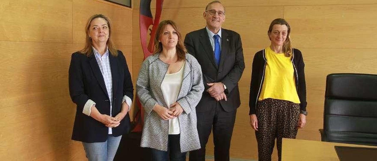 El rector Manuel Reigosa (2ºi), con Esther de Blas, Cristina Cid y Susana Reboreda. // Iñaki Osorio