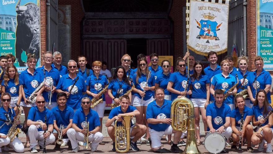 Los miembros de la Banda Municipal, la Banda Juvenil y la Mini Banda posan con sus instrumentos frente a la Plaza de Toros Las Ventas. | SERVICIO ESPECIAL