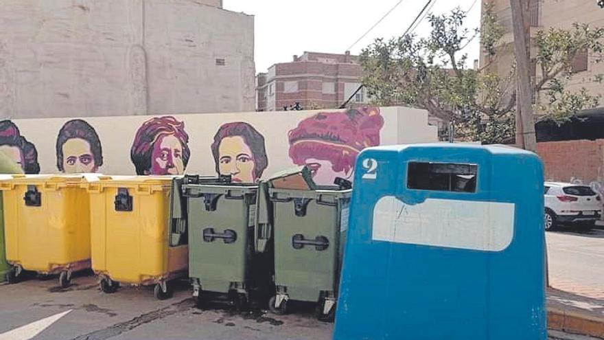 El mural feminista de Archena, tapado con contenedores