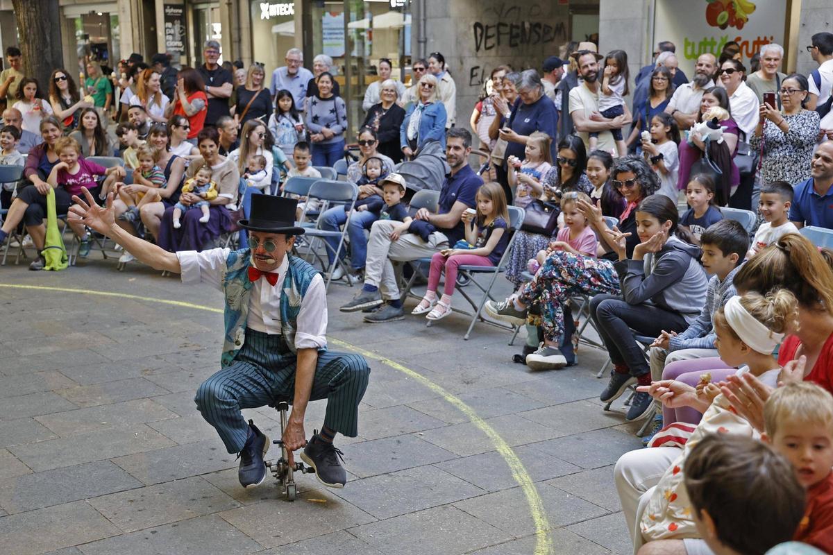 Fotos de les Festes de Primavera, amb espectacles de circ i la trobada de sacaires