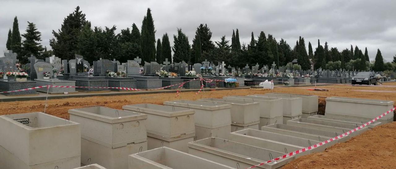 Espacio destinado a la construcción de las nuevas sepulturas en el cementerio municipal de Toro. | M. J. C.