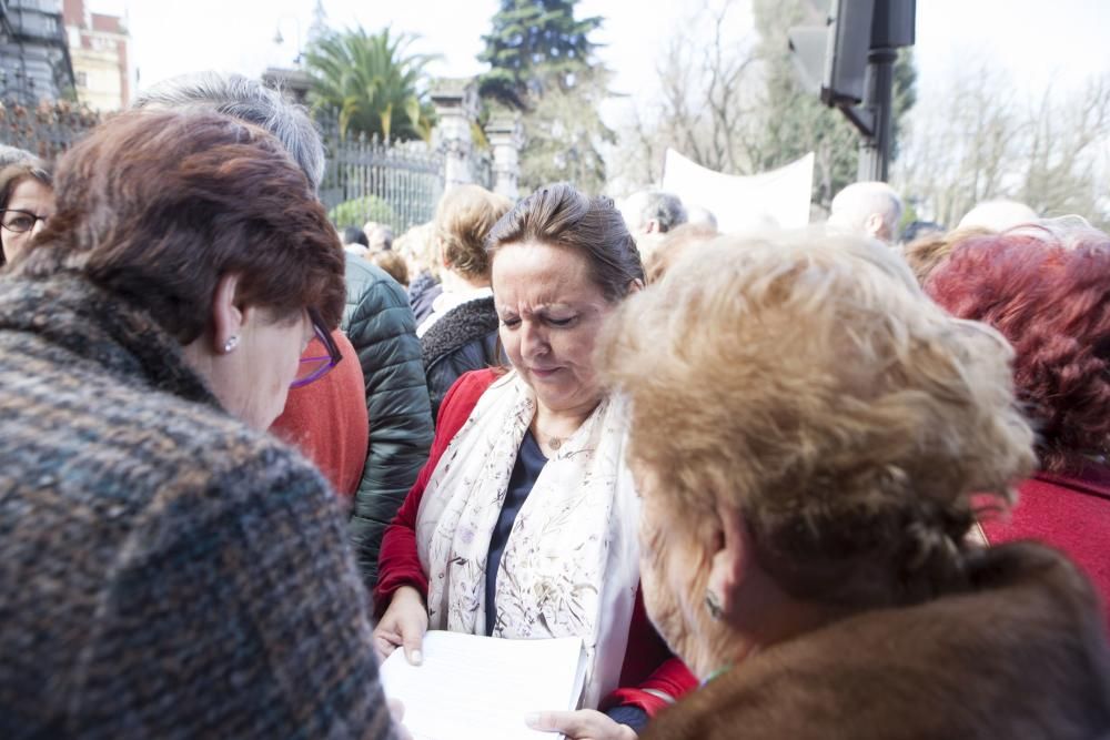 Multitudinaria manifestación contra el impuesto de sucesiones ante la Junta