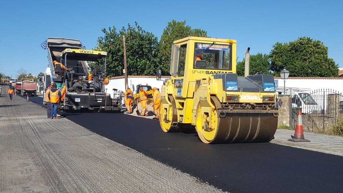 Maquinaria asfaltando una carretera.