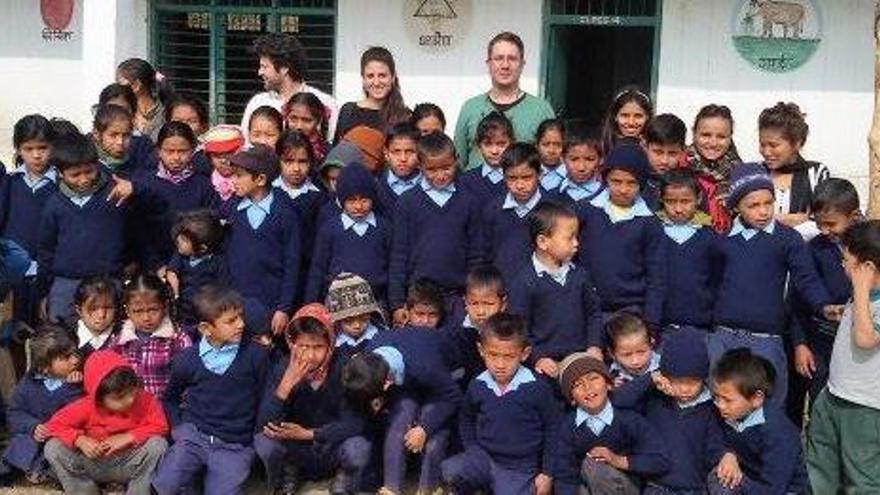 Imagen de grupo de un colegio nepalí con el colabora la ONG ibicenca.