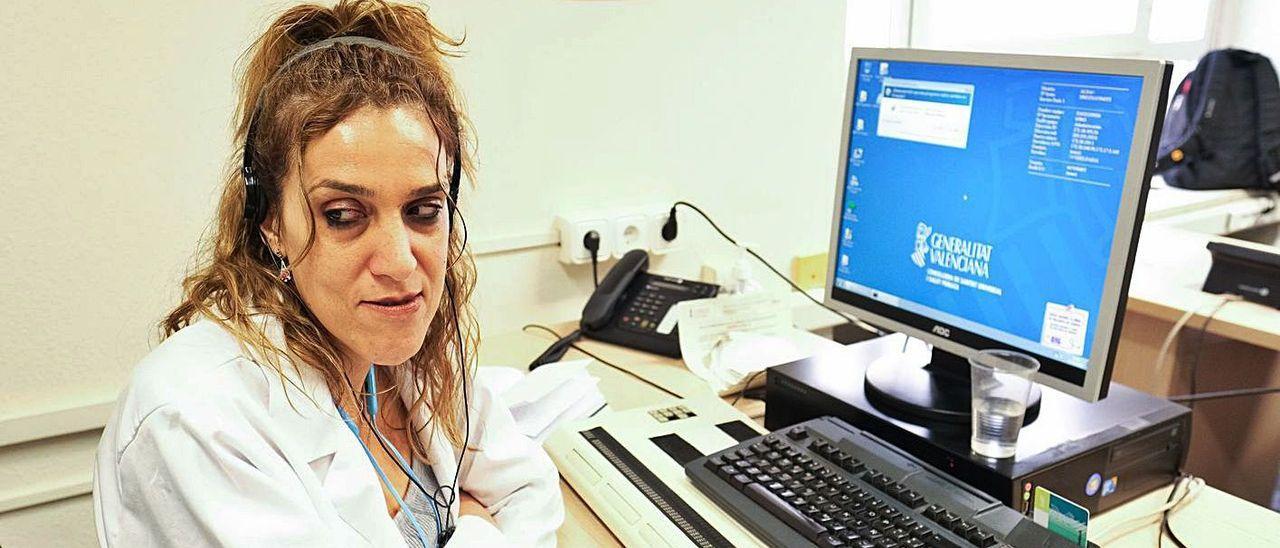 La funcionaria lleva diez años trabajando de administrativa en la Inspección Médica de Elda