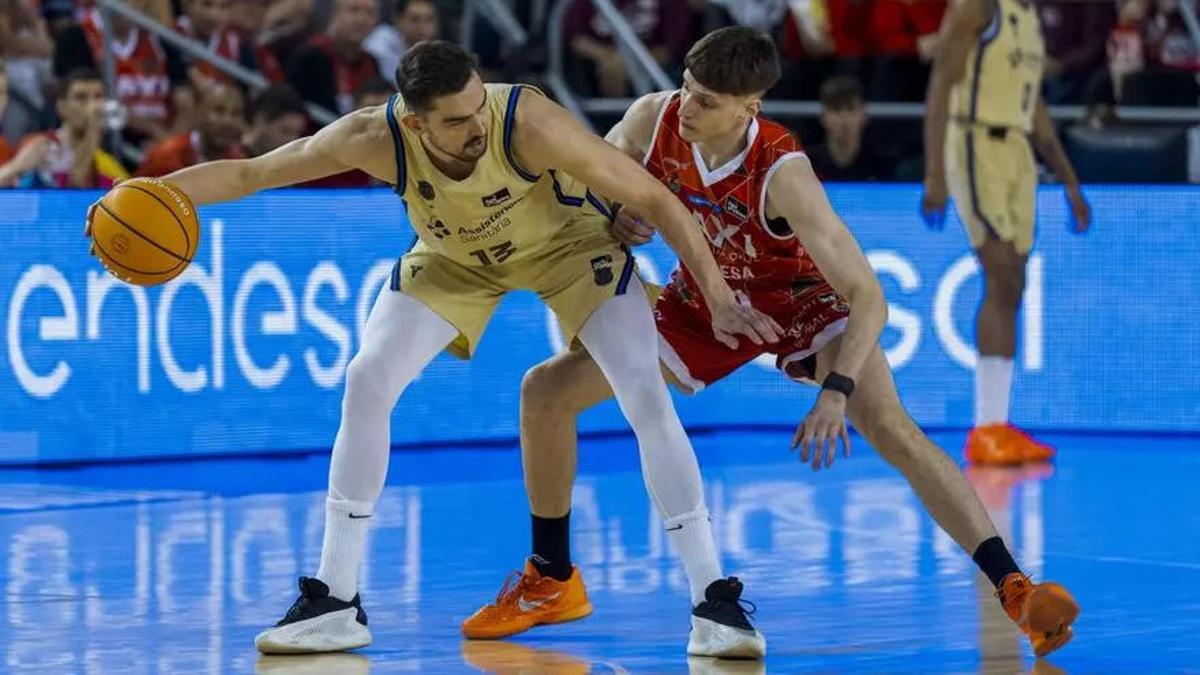 Tomas Satoransky, defendido por Agustín Ubal, el manresa-Barça jugado en el Nou Congost.
