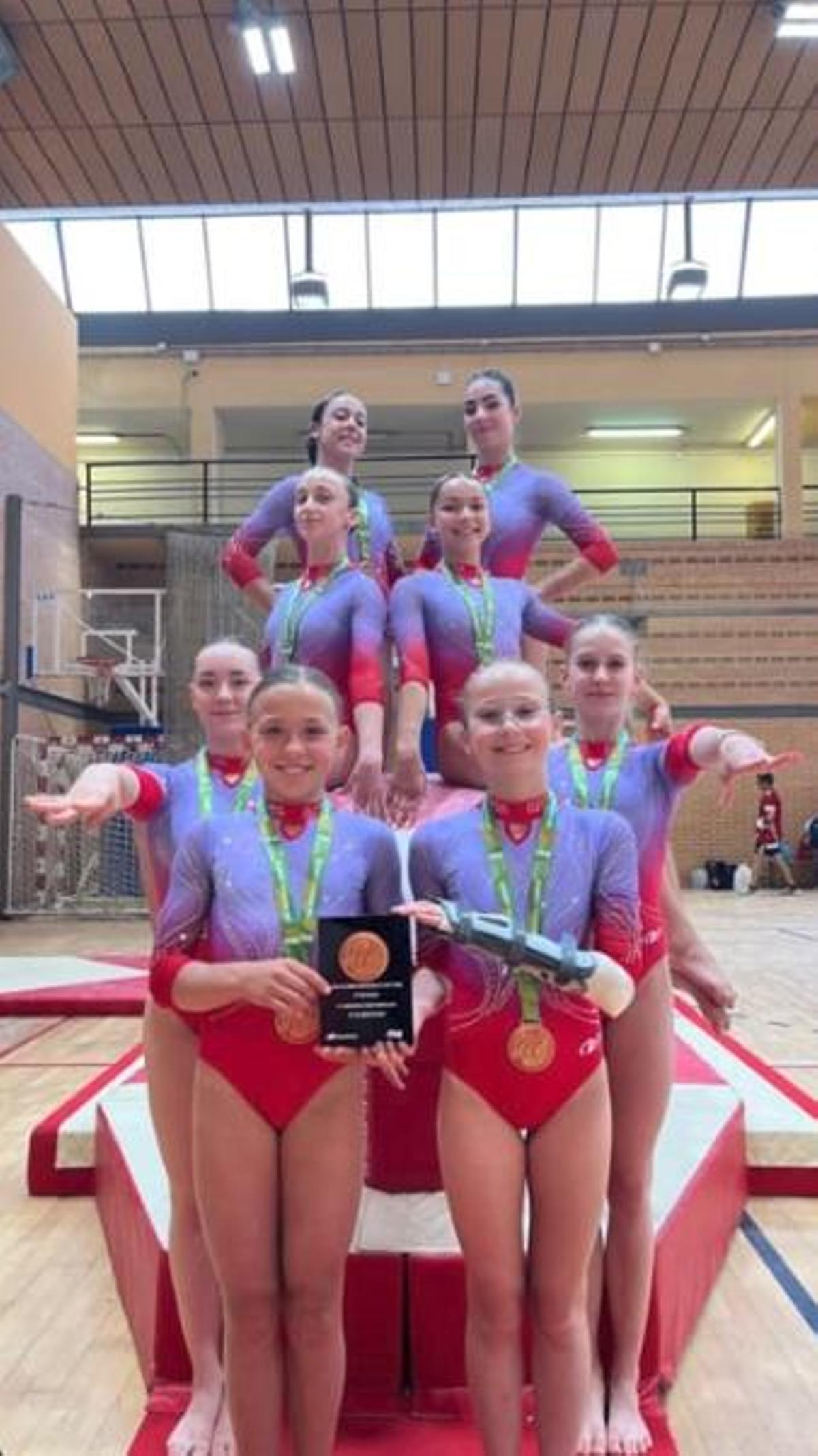 Las gimnastas del Club Gimnastic la Plana tras su tercer puesto en la Liga Iberdrola 2