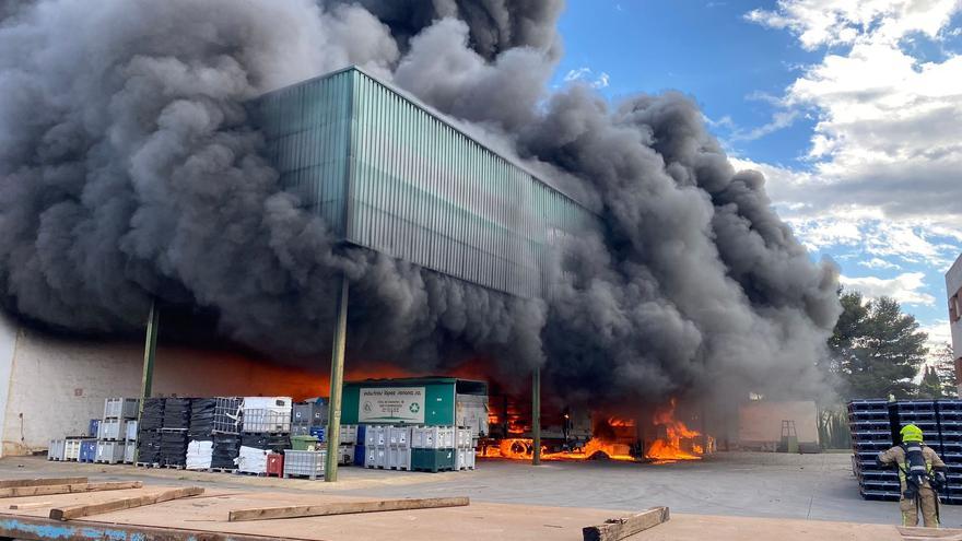 Alarma en Zaragoza por el humo de un incendio que se ve a kilómetros de distancia