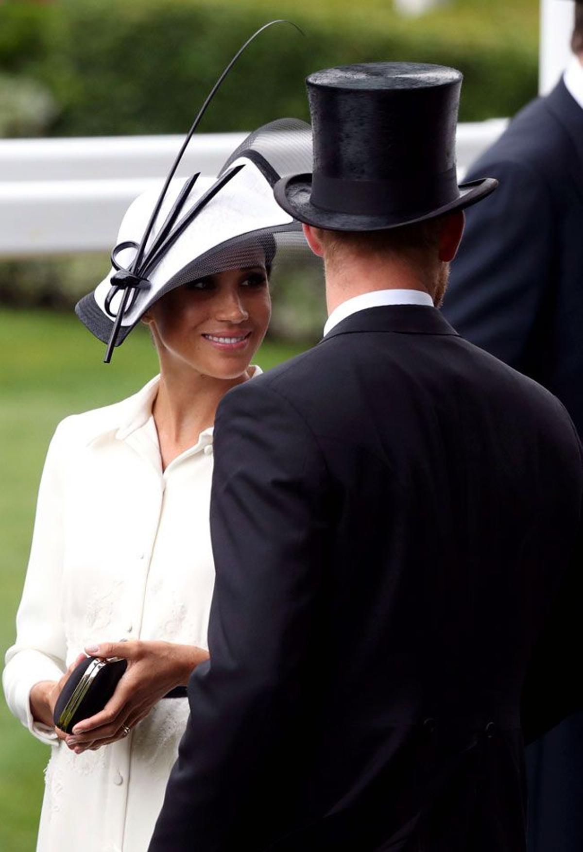 Meghan Markle con tocado XL de Philip Treacy